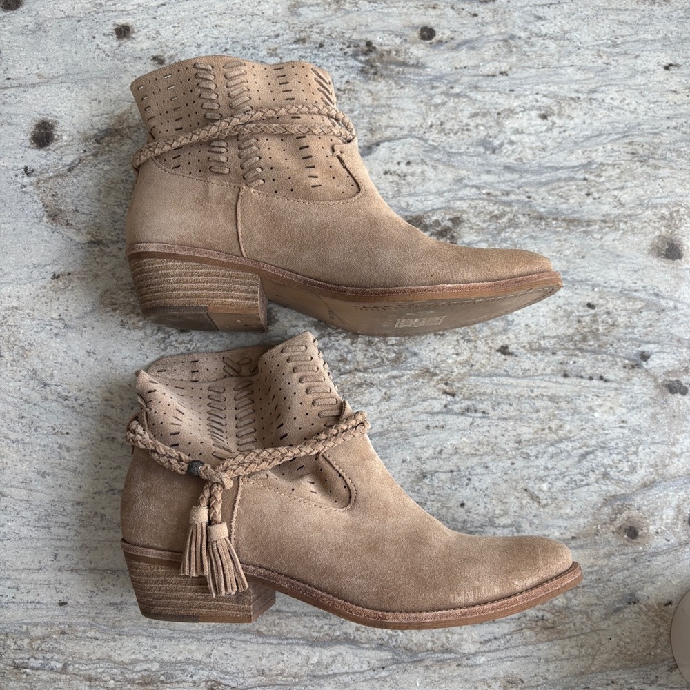 Dolce Vita Tan Suede Slouchy Ankle Boots Fringe Tassel Western Neutral Size 7.5